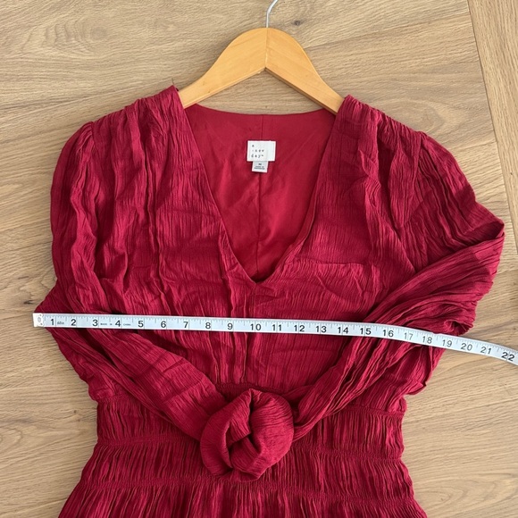 🍷 Deep Red V-Neck Dress with Gathered Detail - Picture 8 of 8